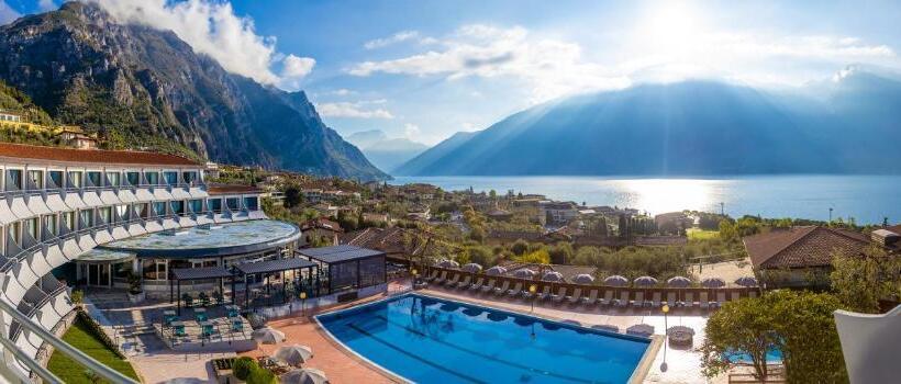 Отель Aria Life