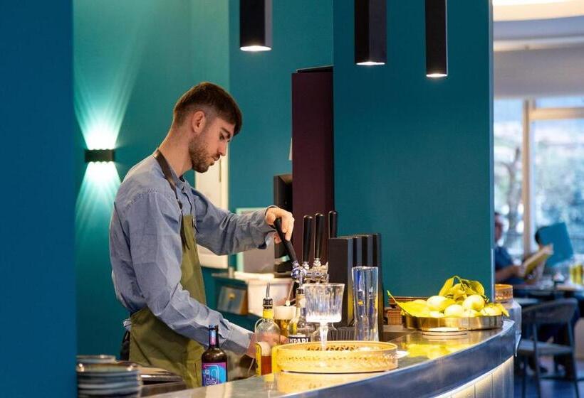 Отель Aria Life