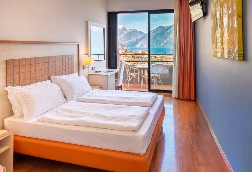 Отель Aria Life