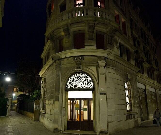 هتل Ostello Domus Civica