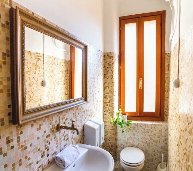 هتل Ostello Domus Civica