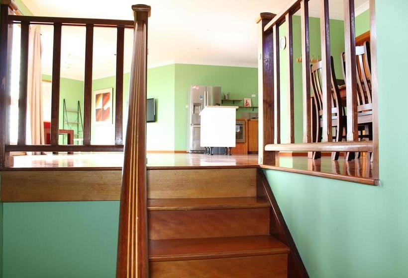 בית מלון כפרי Colonial Court Holiday Apartments