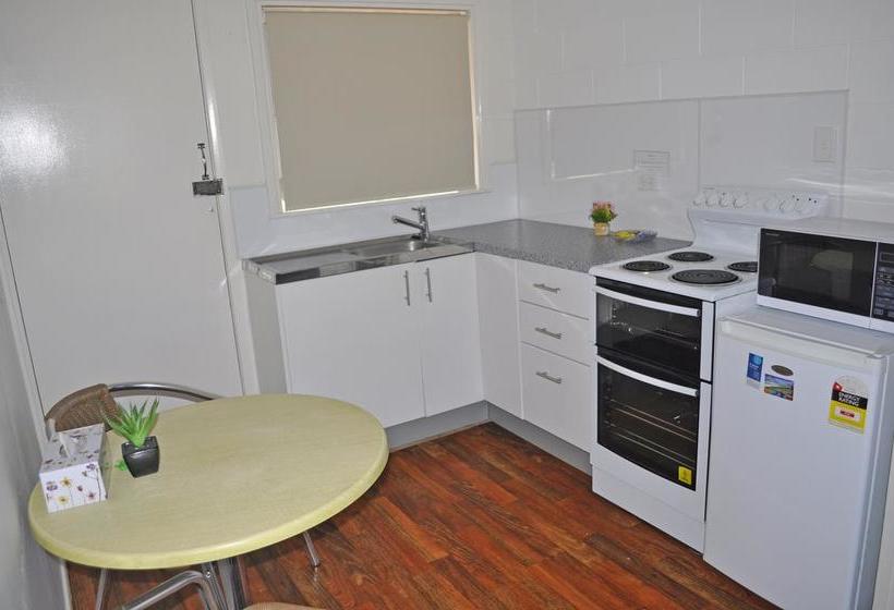 בית מלון כפרי Colonial Court Holiday Apartments