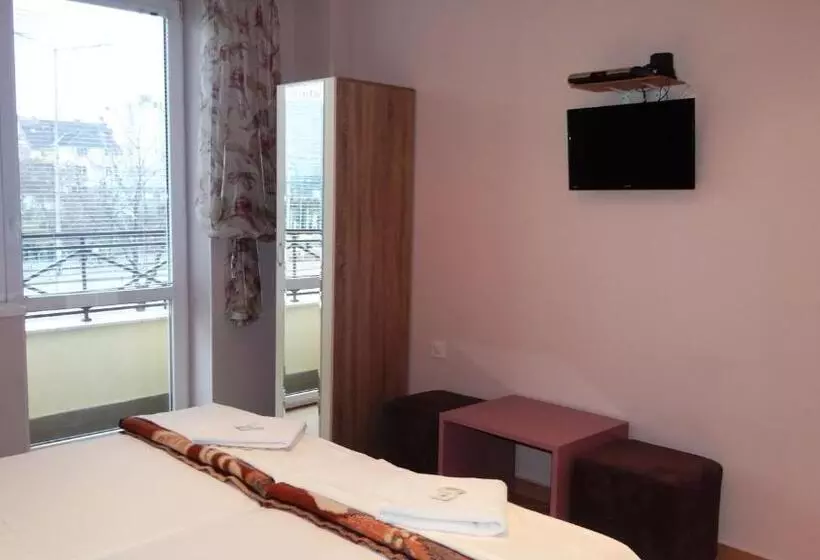 ホテル Guest Rooms Kom