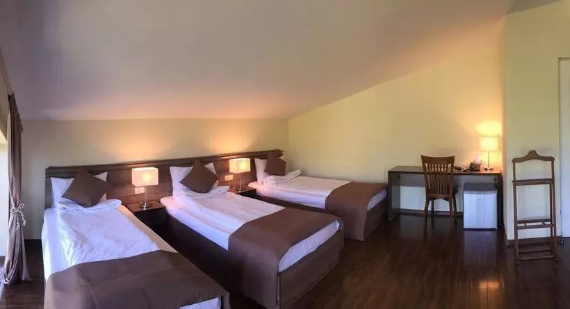 هتل Park Village  & Resort