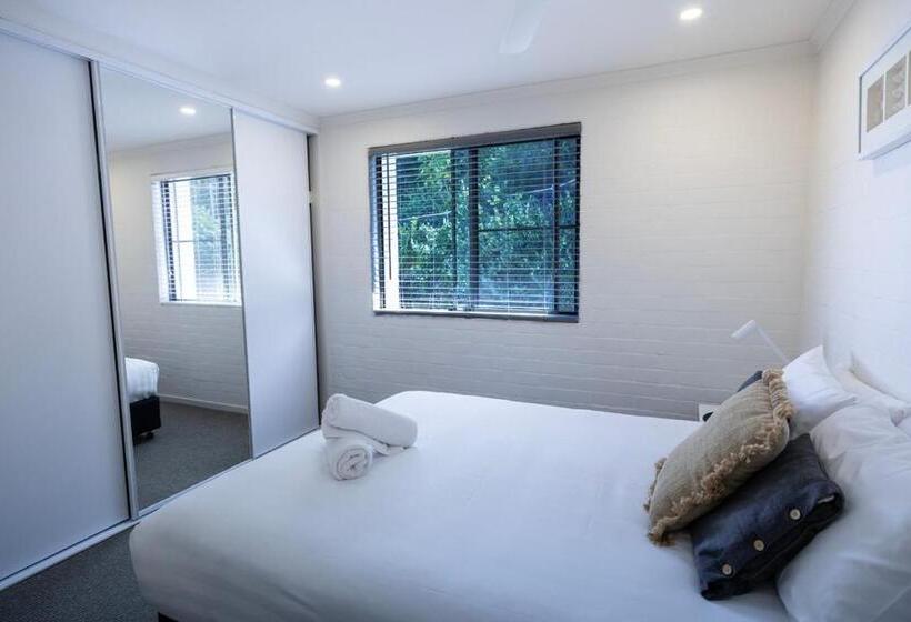 Отель The Oasis Apartments And Treetop Houses