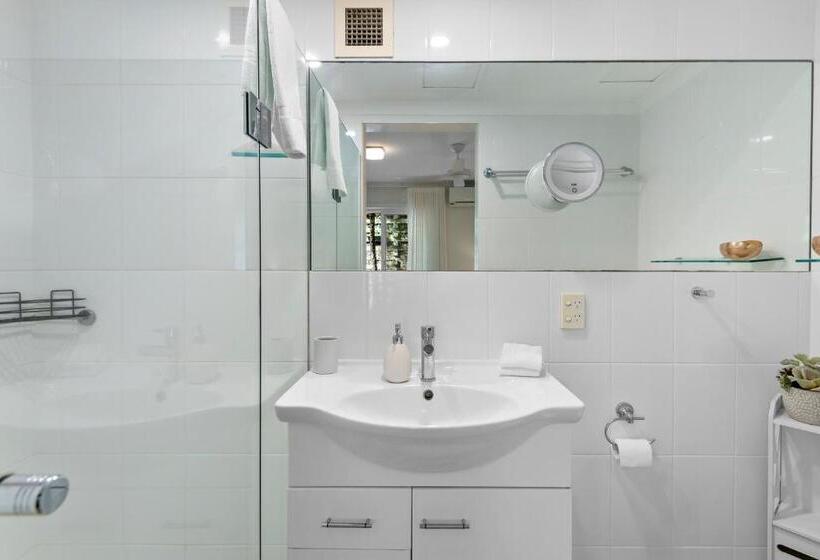 Отель The Oasis Apartments And Treetop Houses