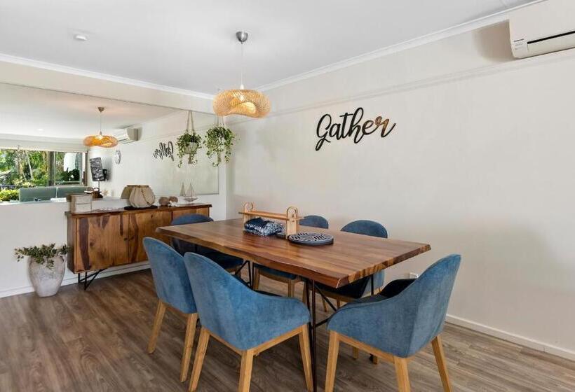 Отель The Oasis Apartments And Treetop Houses