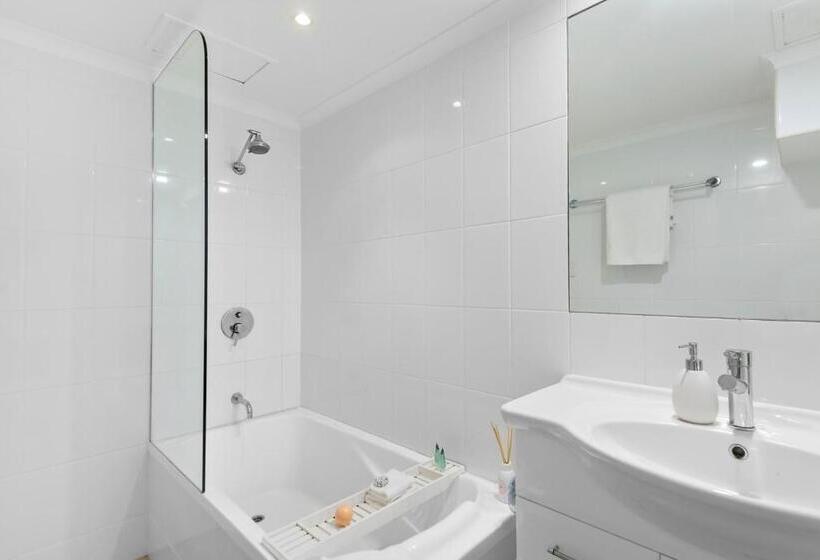 Отель The Oasis Apartments And Treetop Houses