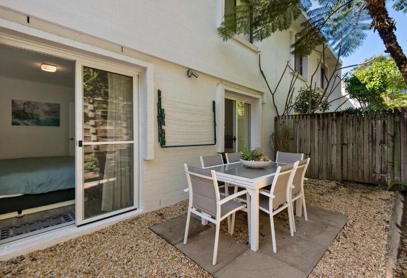 Отель The Oasis Apartments And Treetop Houses