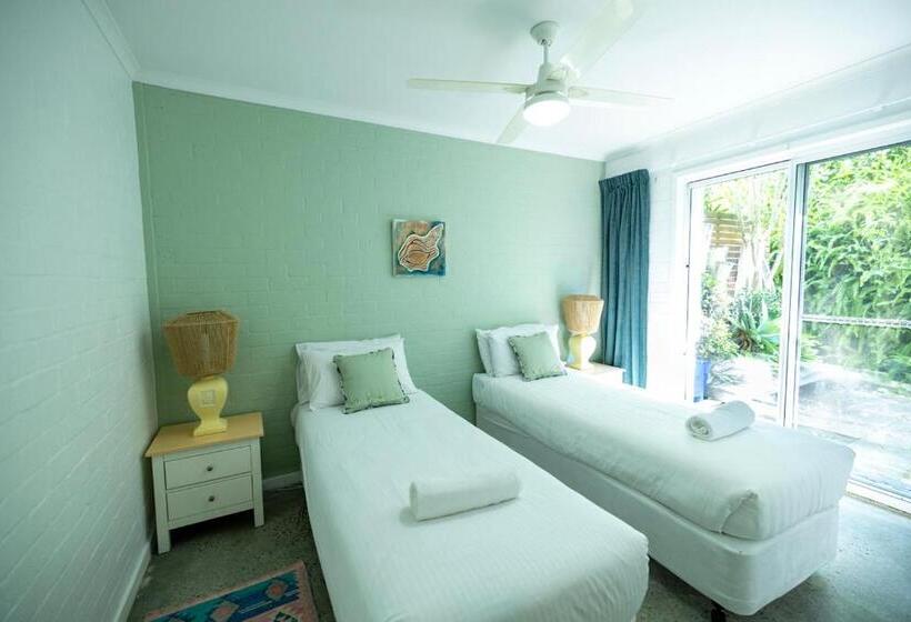 Отель The Oasis Apartments And Treetop Houses