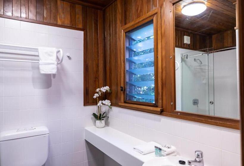 Отель The Oasis Apartments And Treetop Houses