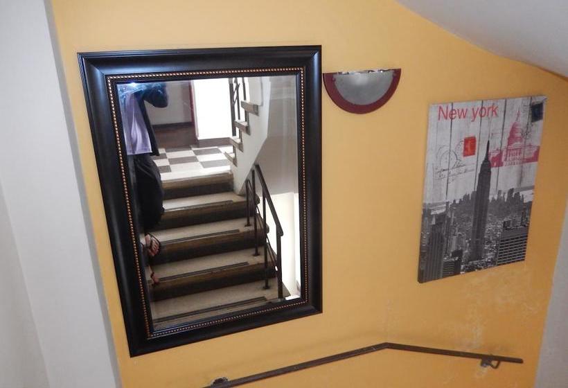 فندق Travellers Place Hostel