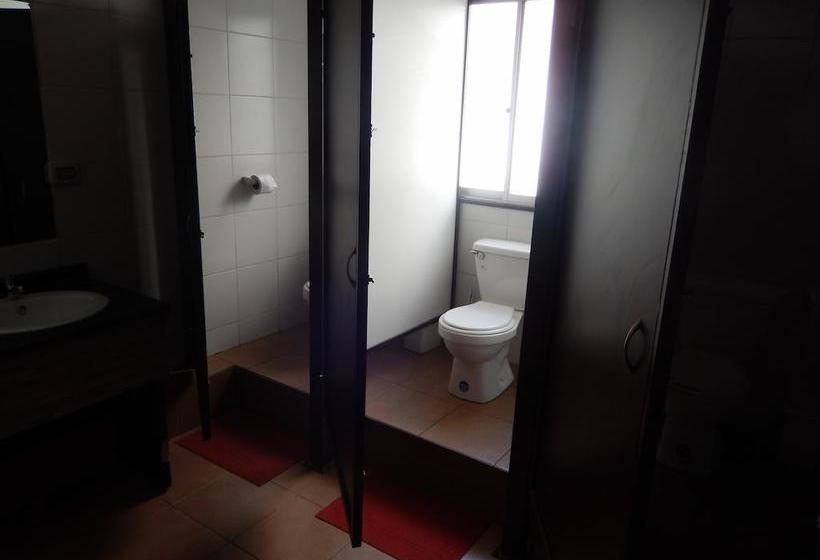 فندق Travellers Place Hostel