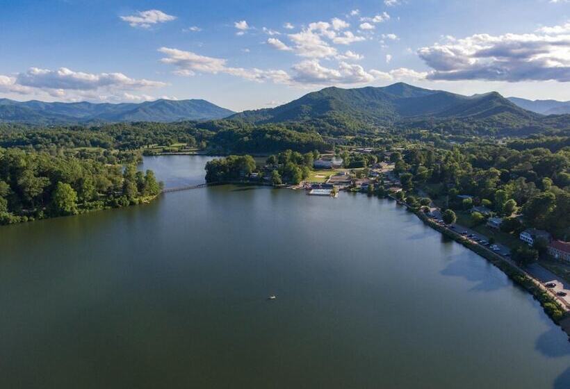 Отель The Terrace At Lake Junaluska