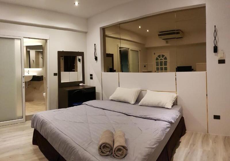 Hotel B & B Patong Beach House