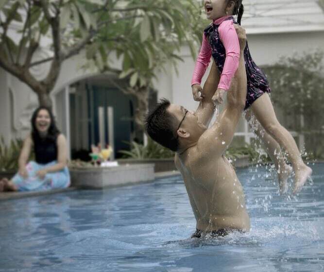 בית מלון כפרי Grand Zuri Bsd City