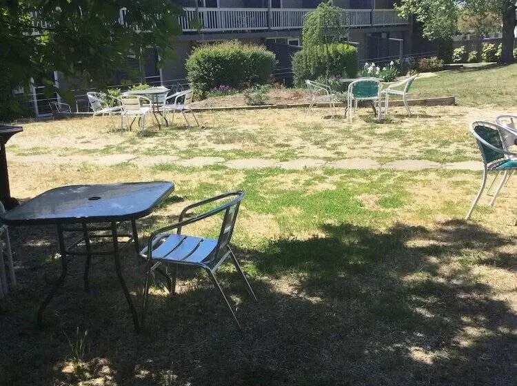 Bathurst Studio Apartments