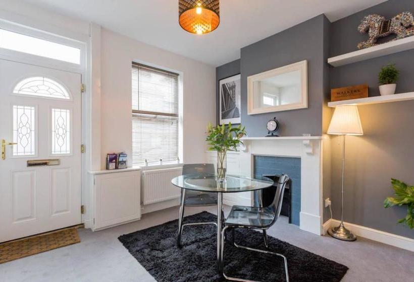 Ashton House   Stylish 2 Bedroom House, Close To Luton Town Center & Airport