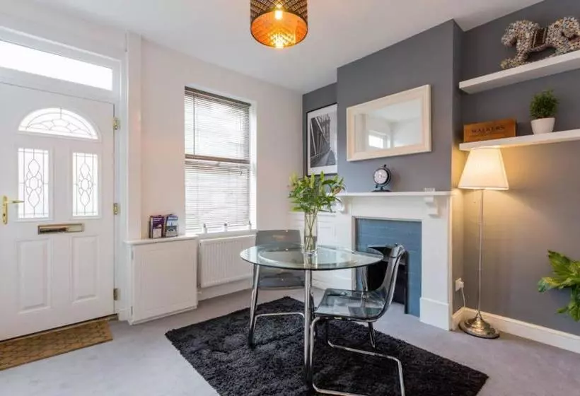 Ashton House Stylish 2 Bedroom House, Close To Luton Town Center & Airport