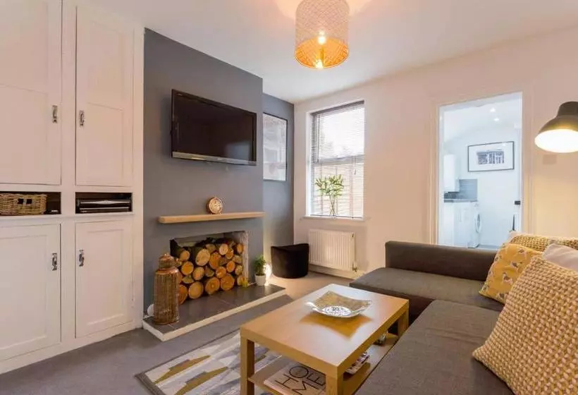 Ashton House Stylish 2 Bedroom House, Close To Luton Town Center & Airport