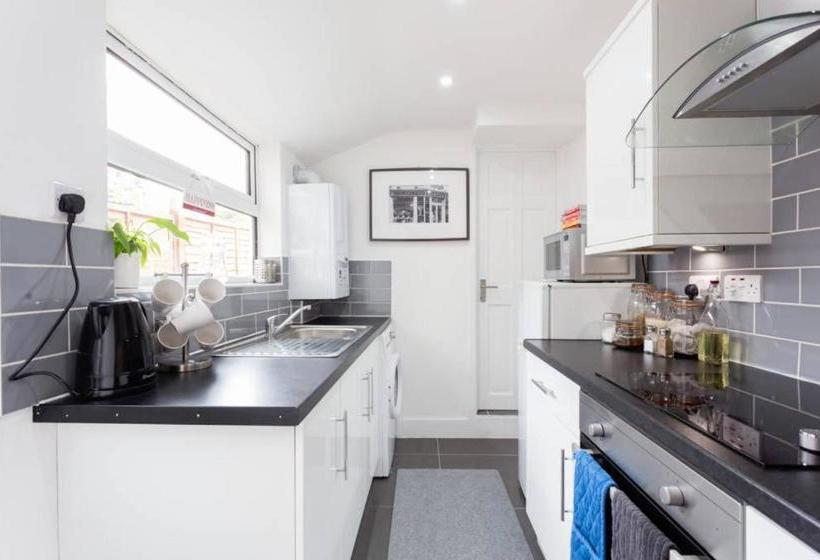 Ashton House   Stylish 2 Bedroom House, Close To Luton Town Center & Airport