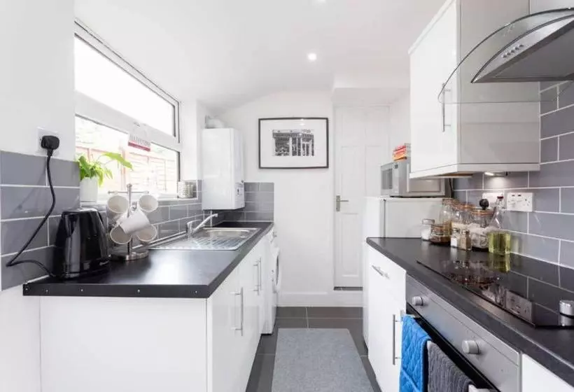 Ashton House Stylish 2 Bedroom House, Close To Luton Town Center & Airport