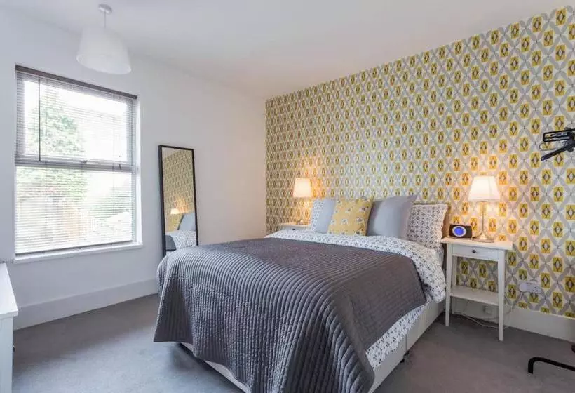Ashton House Stylish 2 Bedroom House, Close To Luton Town Center & Airport