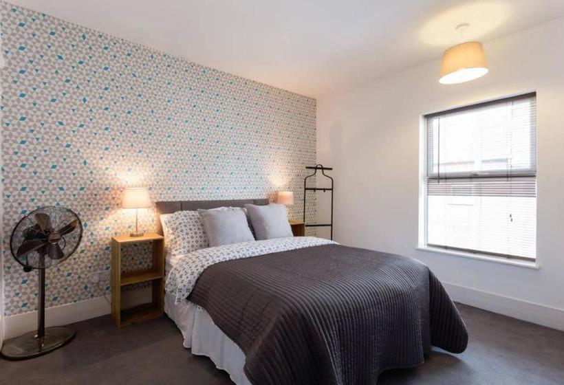 Ashton House   Stylish 2 Bedroom House, Close To Luton Town Center & Airport