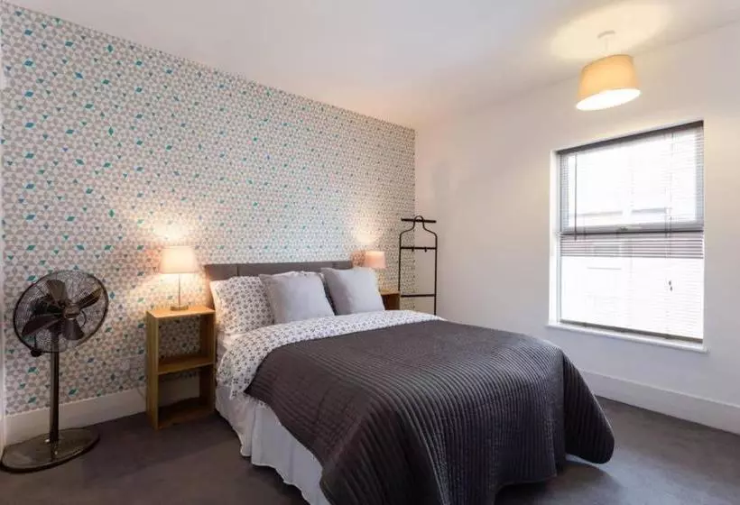 Ashton House Stylish 2 Bedroom House, Close To Luton Town Center & Airport