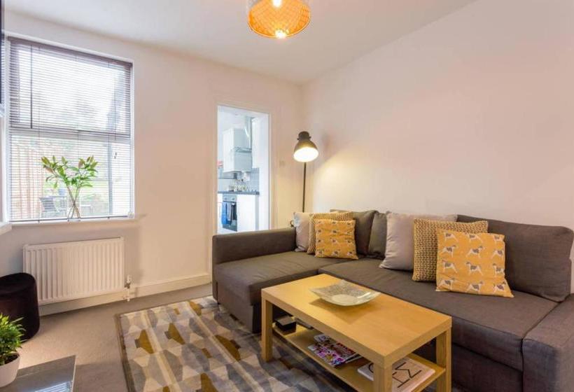 Ashton House   Stylish 2 Bedroom House, Close To Luton Town Center & Airport