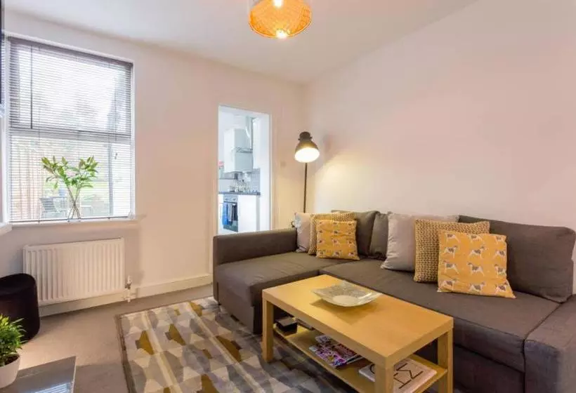 Ashton House Stylish 2 Bedroom House, Close To Luton Town Center & Airport