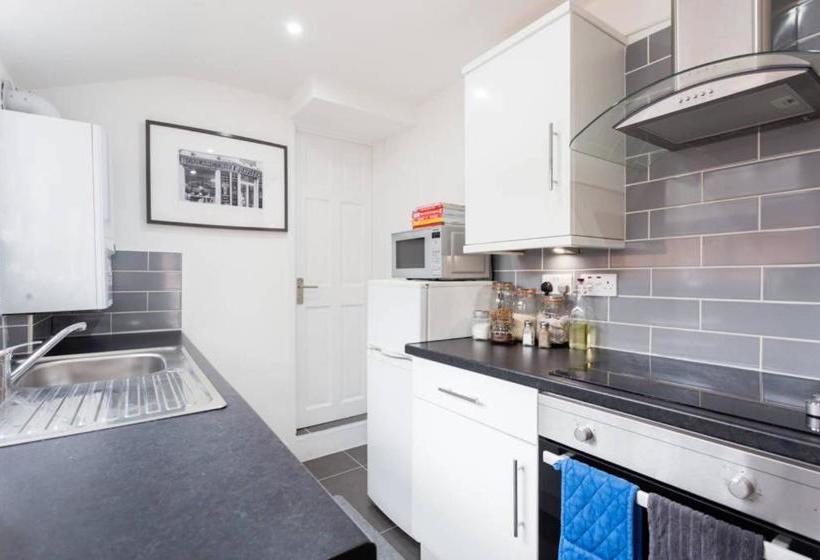 Ashton House   Stylish 2 Bedroom House, Close To Luton Town Center & Airport