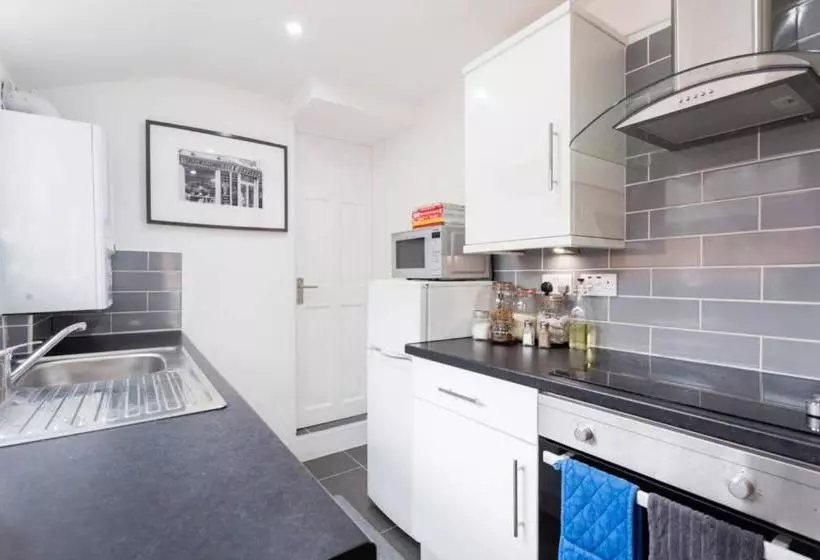 Ashton House Stylish 2 Bedroom House, Close To Luton Town Center & Airport