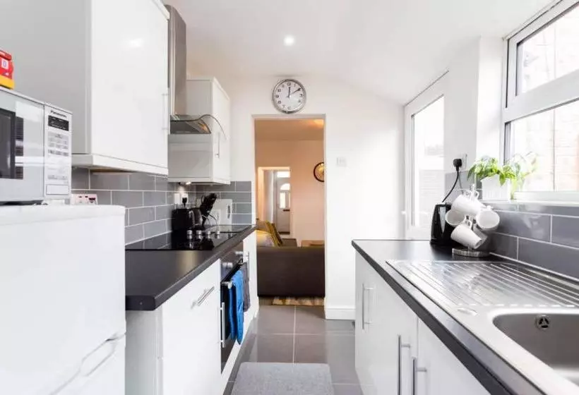 Ashton House Stylish 2 Bedroom House, Close To Luton Town Center & Airport