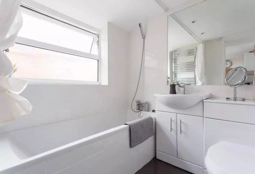 Ashton House Stylish 2 Bedroom House, Close To Luton Town Center & Airport
