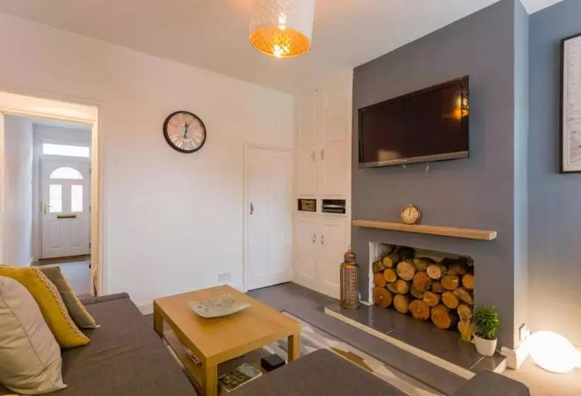 Ashton House Stylish 2 Bedroom House, Close To Luton Town Center & Airport
