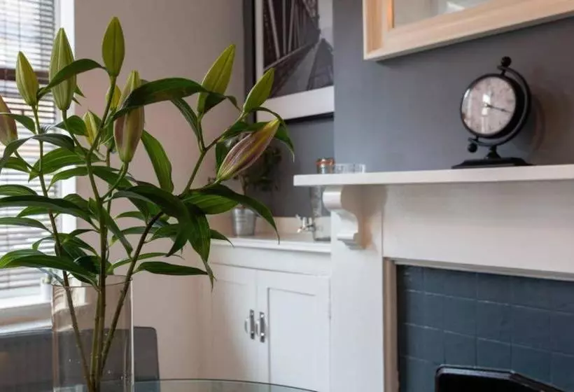 Ashton House Stylish 2 Bedroom House, Close To Luton Town Center & Airport
