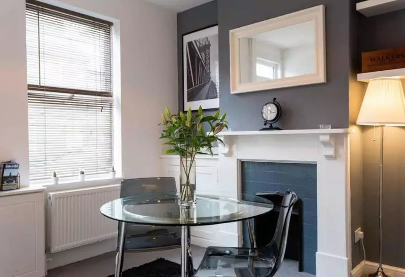 Ashton House Stylish 2 Bedroom House, Close To Luton Town Center & Airport