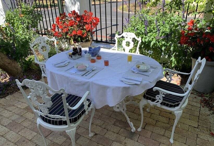 פנסיון Just Joey Lodge