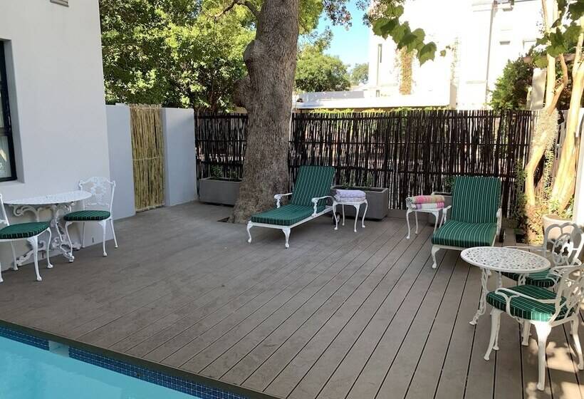 פנסיון Just Joey Lodge