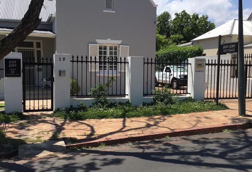 פנסיון Just Joey Lodge