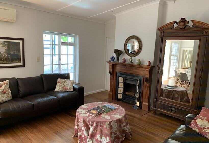 פנסיון Just Joey Lodge