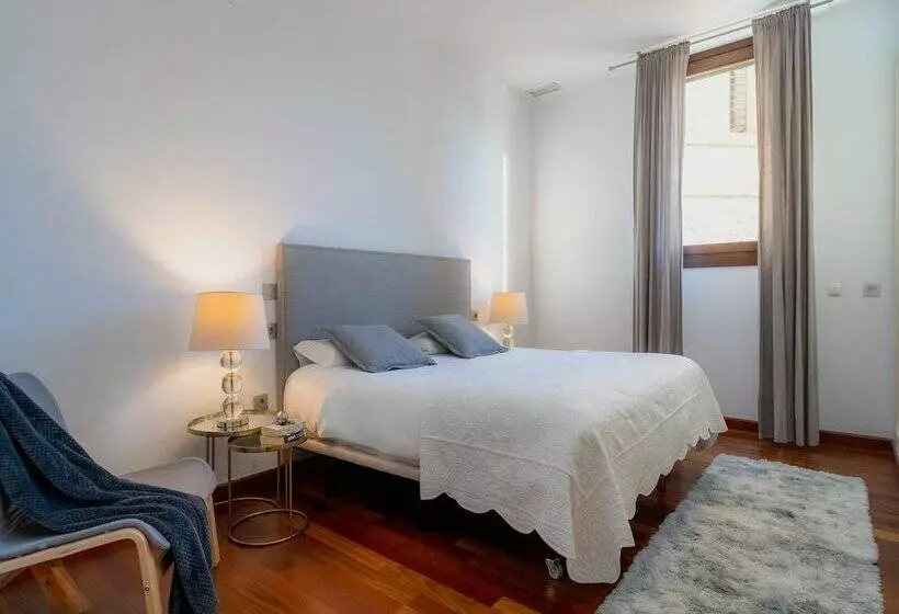 Azz Sevilla Torre de La Plata Apartamentos