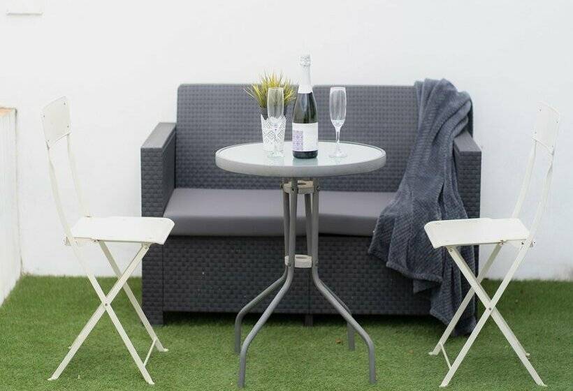 Azz Sevilla Torre de La Plata Apartamentos