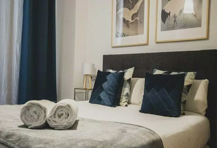 Azz Sevilla Torre de La Plata Apartamentos