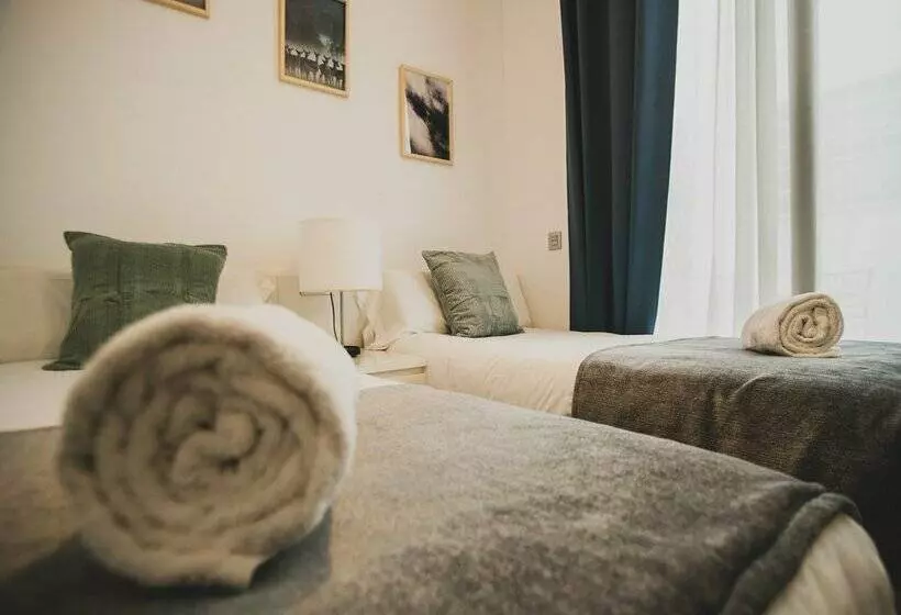 Azz Sevilla Torre de La Plata Apartamentos
