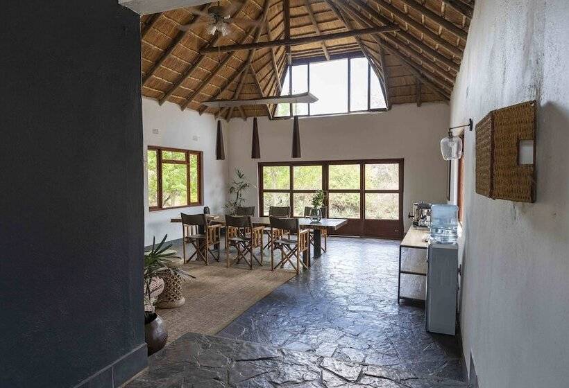 בית מלון כפרי Ku Sungula Safari Lodge