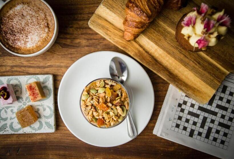 Отель The Greyhound Inn