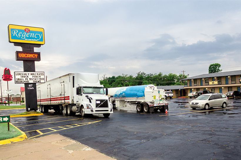 מוטל Regency Inn & Suites